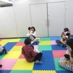 ふれあい遊び 「ほっぺとほっぺがくっついた」ではママとぴったりくっつきます