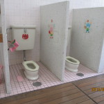 まるでおもちゃのようなミニチュアトイレ。終わったら自分で流します。