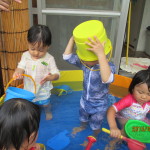 少しずつ座れるようになり、遊びも大胆なっていきました。