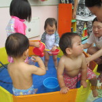 小さなプールだけどはじめてのプールにドキドキ！！