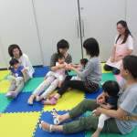 ♪おとなりへ! とお手玉を上手に回せました。