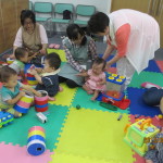 ツインズ達。ボランティアさんと一緒にあそんでます。