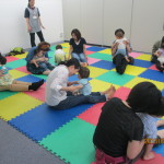 ♪おふねにのってぎっちらこ　ではおでこをごっつんこ