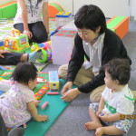 子どもたちは同室のキッズスペースで遊びます
