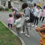 段の上をそーっと歩こうね