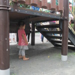 滑り台に下だって子どもにとっては立派な遊具! みんなが通る様子を見ています