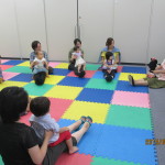 ママのおひざで♪馬はとしとし 