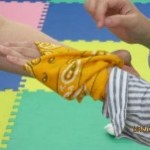 ハンカチやバンダナで包帯の代わりに応急処置が出来ます