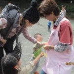 鬼役の支援者さんに落ち葉のプレゼント！ エプロンのポケットに上手に入れられました～！