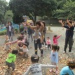 落ち葉を拾って「せーの！」で投げて落ち葉の雨～(^-^)