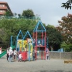 自分の身長より高い遊具も何のその！しっかり握って落ないようにね～(^O^)