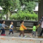 がたんごとんっ！駅に着きました～！「ご乗車の方はいませんか～！」楽しそうな声が響きます。