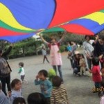 フワ～っと広がるパラバルーンに大喜び！（＾∇＾）