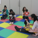 ふぅ~せん、ふぅ～せん と歌いながらママがふぅーっと息を吹きかけてくれます