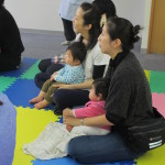 ママの膝の上でゆったり読み聞かせ♪心地よいね♪