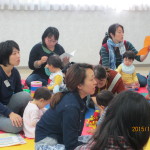 お話を聞くママたち