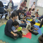 子どもたちはママのそばで遊びながら♪