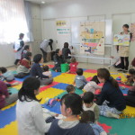 ママは子どもたちに気を配りつつ目線は話す人へ。