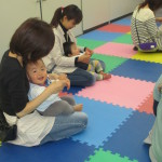 おててはグーでとんとんとん♪