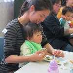 ママのおひざでうれしいな