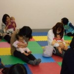 小さなベビちゃんもママの抱っこでゆらゆら♪