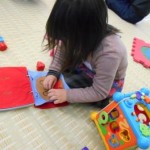 大きいお友だちはボタンを上手にとめて遊べました♪