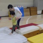 跳び箱の橋を渡ってジャンプ！