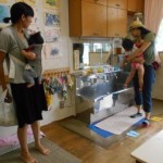 水道も自分で届くサイズ。 足型マークで「ここで待つ」目印があるよ！