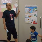 ポスターを使って水辺の安全について説明しています