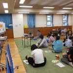 ママ達の真剣に聞いています