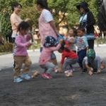 逃げ回る支援者さんを追いかけてバケツにポイっ!