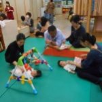 赤ちゃんコーナーでママ達と相談中～