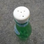 蓋にキリ(千枚通し)で穴を空けたペットボトル