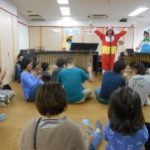 作った楽器をリズムに乗ってフリフリ♪楽しいね！