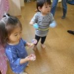 フリフリ♪カラカラいい音が鳴ってるね～！