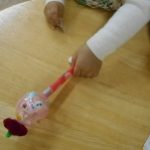 マラカスの上に帽子が付いてる？