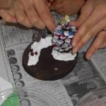 紙粘土で雪をイメージ・・・ ボンドでパーツを付けます